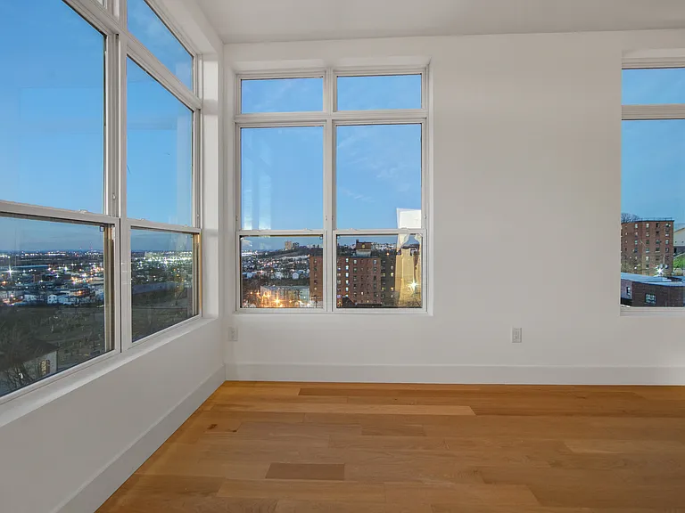 651 38th St #Penthouse 10 — Photo 3