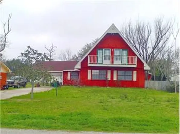 305 Johnson Ave, Palacios, TX 77465