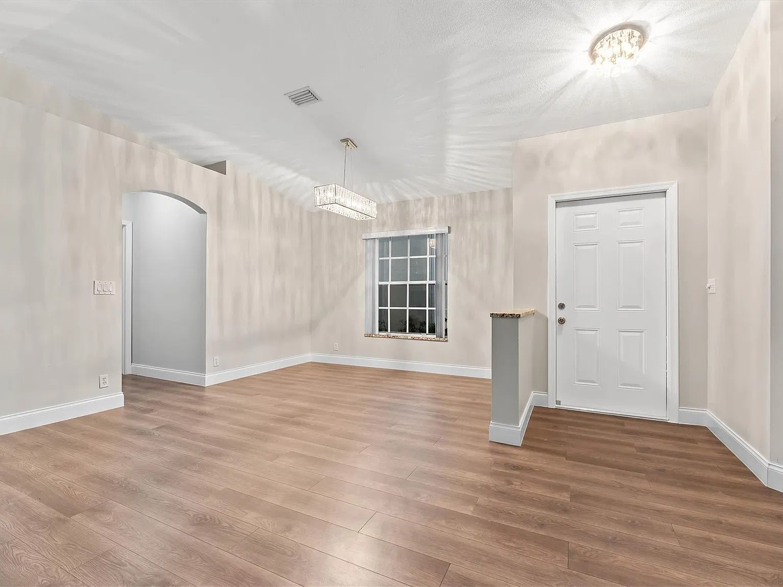 3 bed, 2.0 bath, 1453 sqft, $3,600 — Photo 4