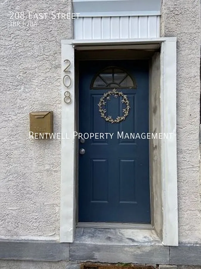 3 Bedroom Renovated Townhome with Charming Finishes — Photo 2