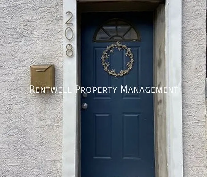 208 East St — Photo 2
