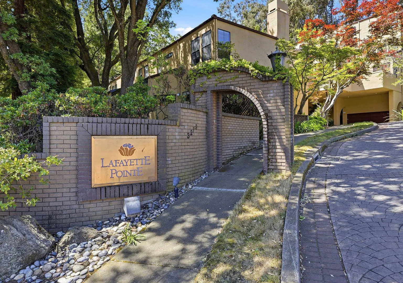 Beautiful condo in desirable Lafayette Vista Pointe! Attached garage & more! — Photo 1