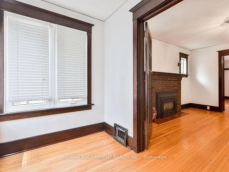 311 Queen St S — Photo 9