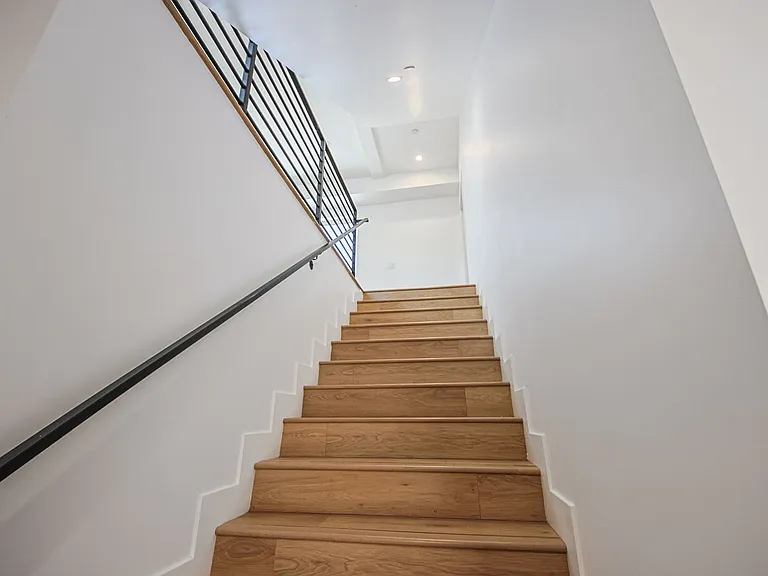 2851 S Victoria Ave — Photo 17