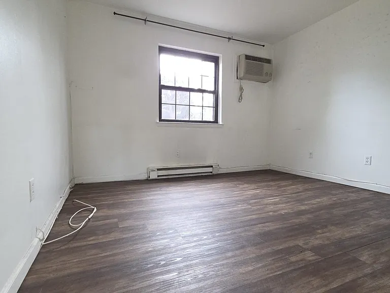 391 Howe Ave — Photo 8