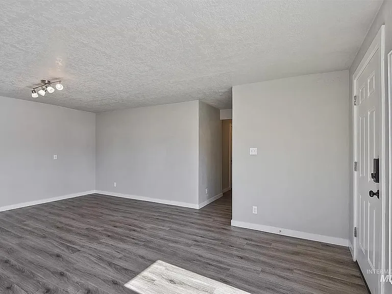230 W Camellia Ave — Photo 12
