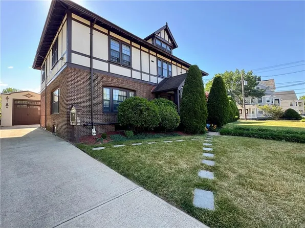 24 Walnut St, Pawtucket, RI 02860