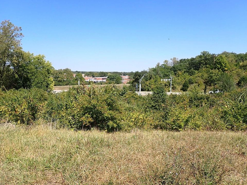 2nd image of 127 Linda Ln