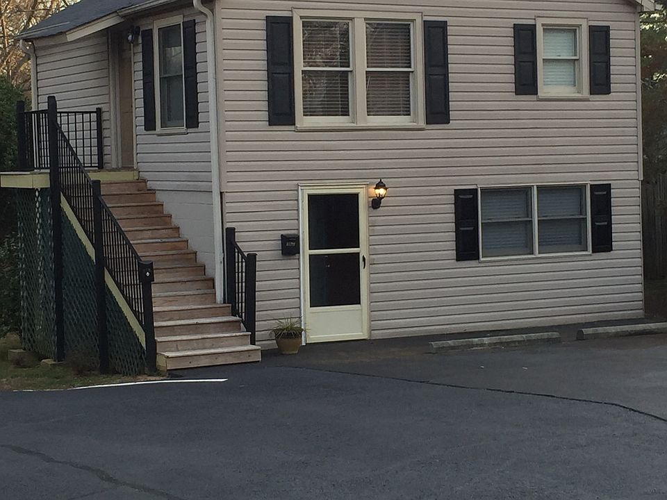 Downstairs studio apt with gas , electric and water included