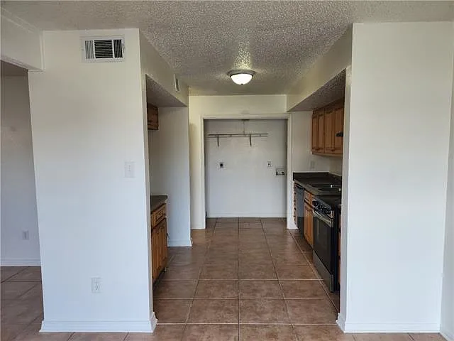 44 Carriage Ln #D — Photo 3