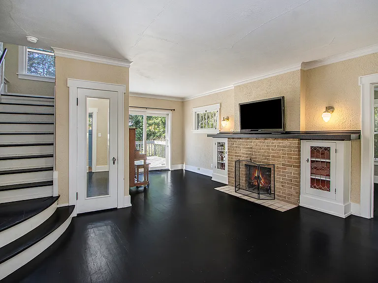1110 Cambridge Dr — Photo 4