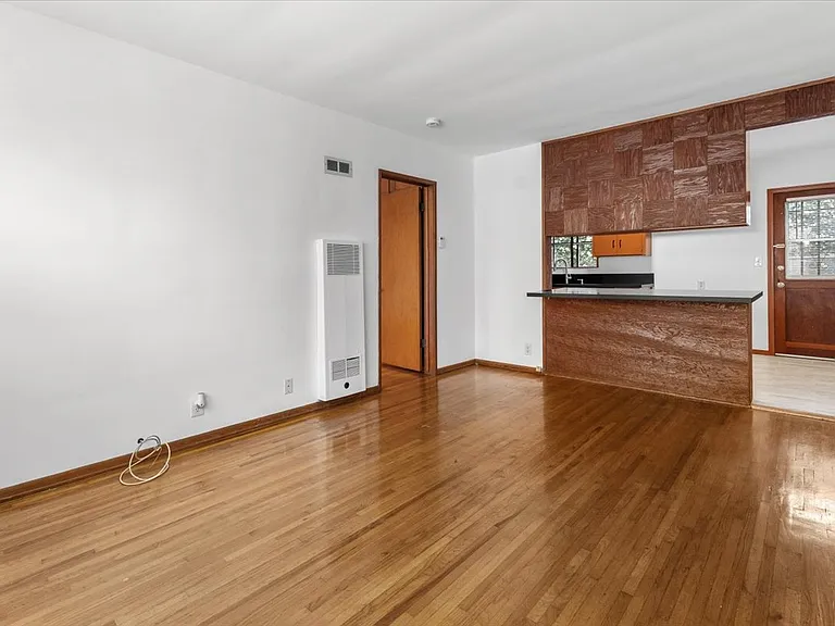 1127 Harrison Ave — Photo 4