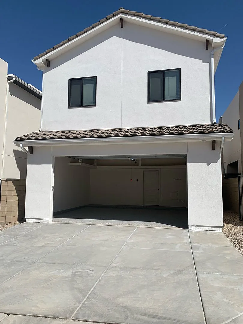 Beautiful Newer 3 Bedroom 2.5 Bathroom home in Desert Color! — Photo 2