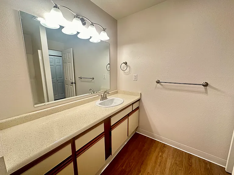 Sherwood Apartments — Photo 20