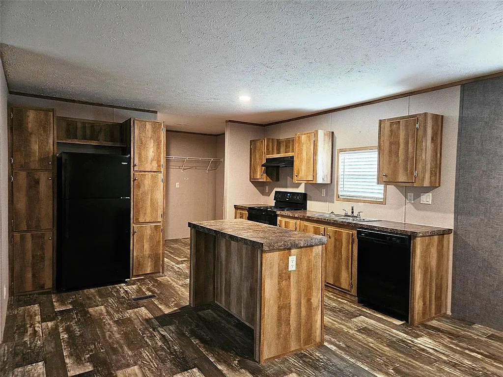 3 bed, 2.0 bath, 1560 sqft, $1,790 — Photo 2