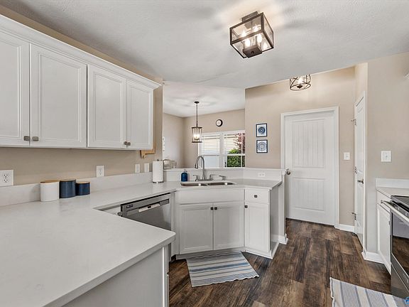 4th image of 406 Promenade Dr SW