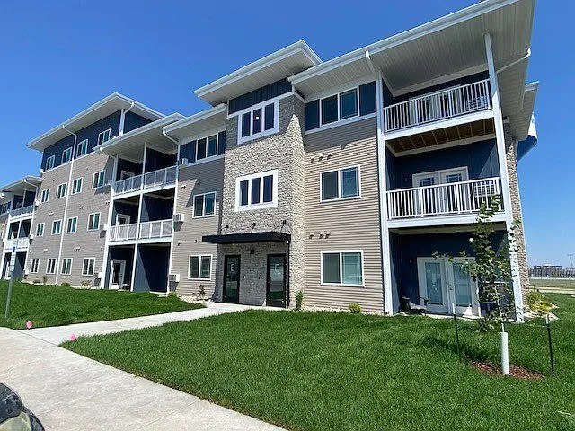 Carlson Place Apartments — Photo 1
