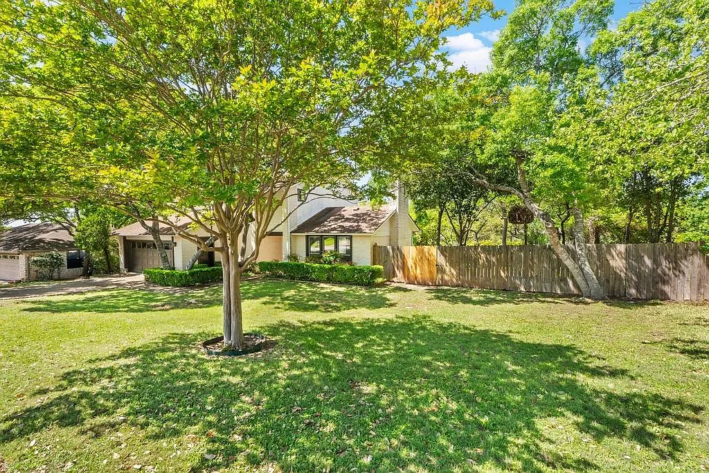 4 bed, 2.5 bath, 2218 sqft, $6,000 — Photo 2