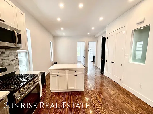 Rented by Sunrise Real Estate | media 9