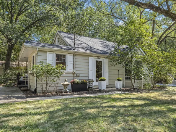 429 Pinewood Dr, Michiana Shores, IN 46360