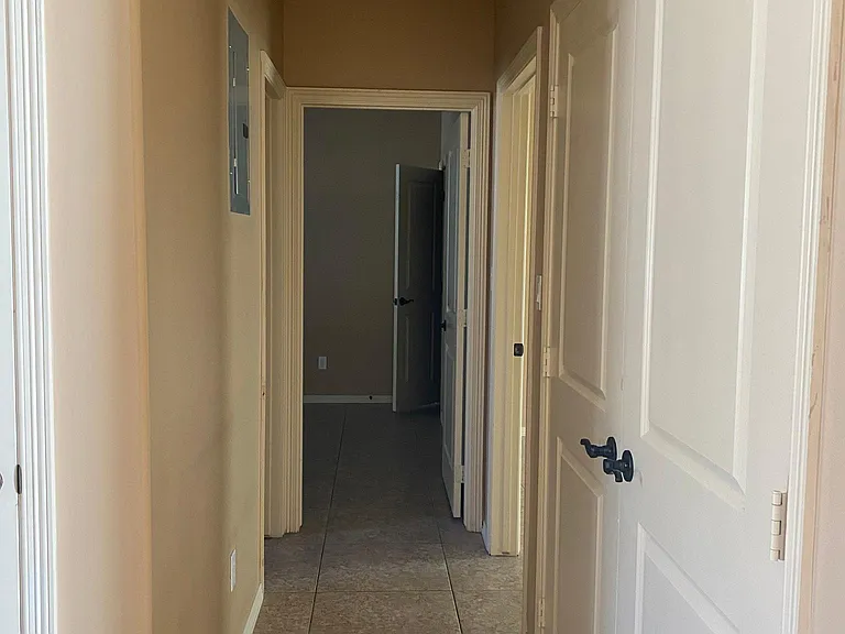 1112 Eisenhower St #B — Photo 8