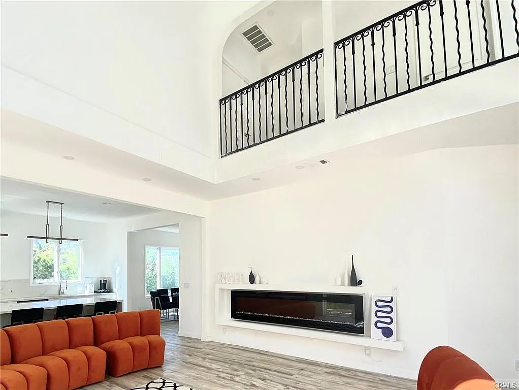 5 bed, 4.5 bath, 4568 sqft, $9,500 — Photo 2