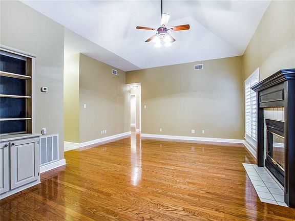 5th image of 311 Woodlawn St