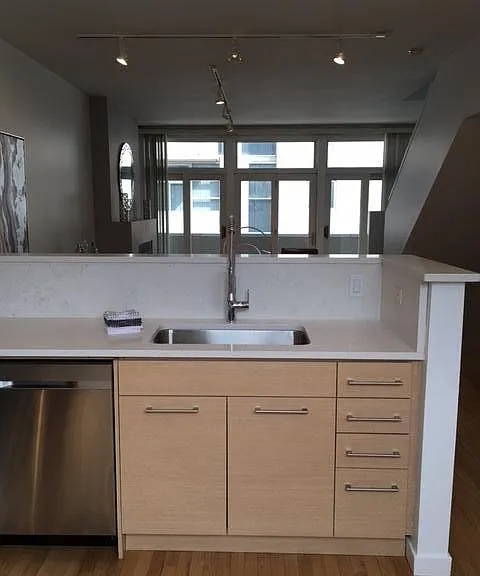 Quartz surround/backsplash Kitchen