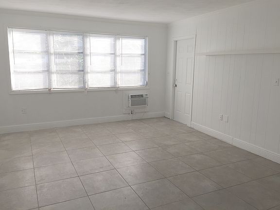 3rd image of 822 N M St APT 2