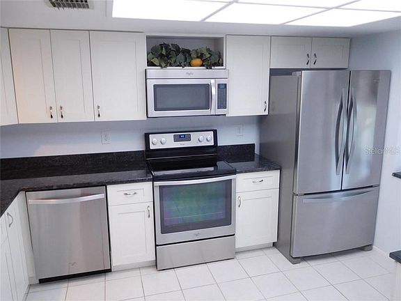 2nd image of 1048 Dunrobin Dr APT A