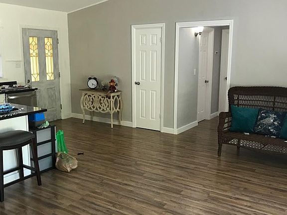 4th image of 4989 Venetian Blvd NE