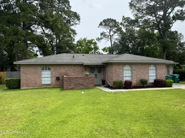 1310 Queen Park Cir, Ocean Springs, MS 39564