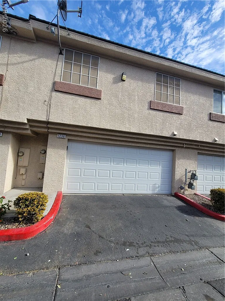3 bed, 2.5 bath, 1320 sqft, $1,659 — Photo 2