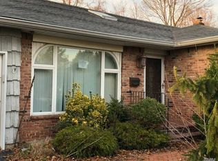 12 Barbara Lynn Ct, Plainview, NY 11803
