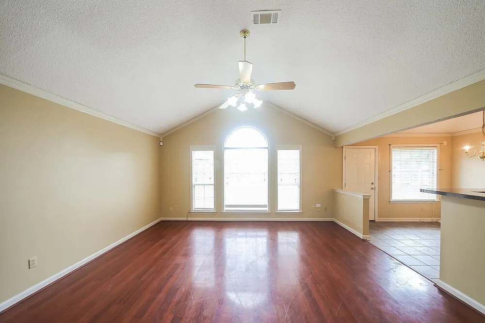 3 bed, 2.0 bath, 1354 sqft, $1,695 — Photo 2
