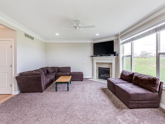4th image of 740 Meadow Hl