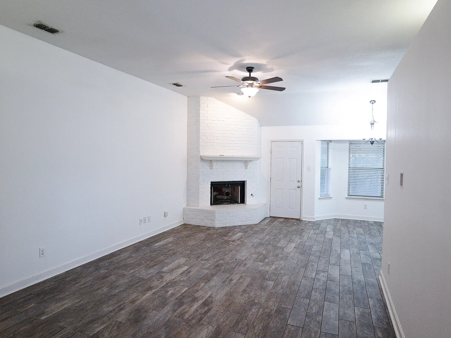 3 bed, 1302 sqft, $2,050 — Photo 4