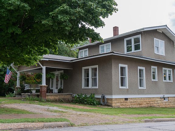 4th image of 1008 E College Ave