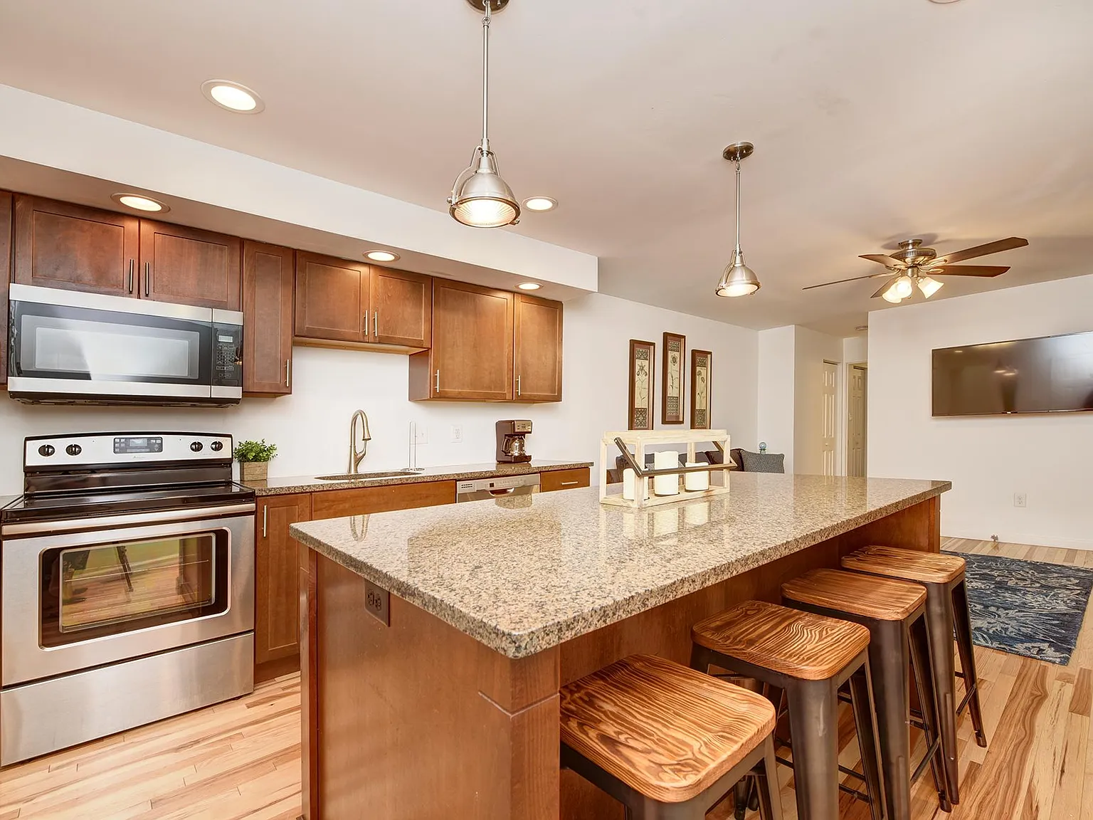 3 bed, 1200 sqft, $1,995 — Photo 1