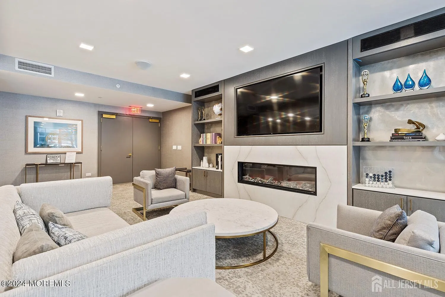 1 bed, 1.0 bath, 869 sqft, $3,200 — Photo 2