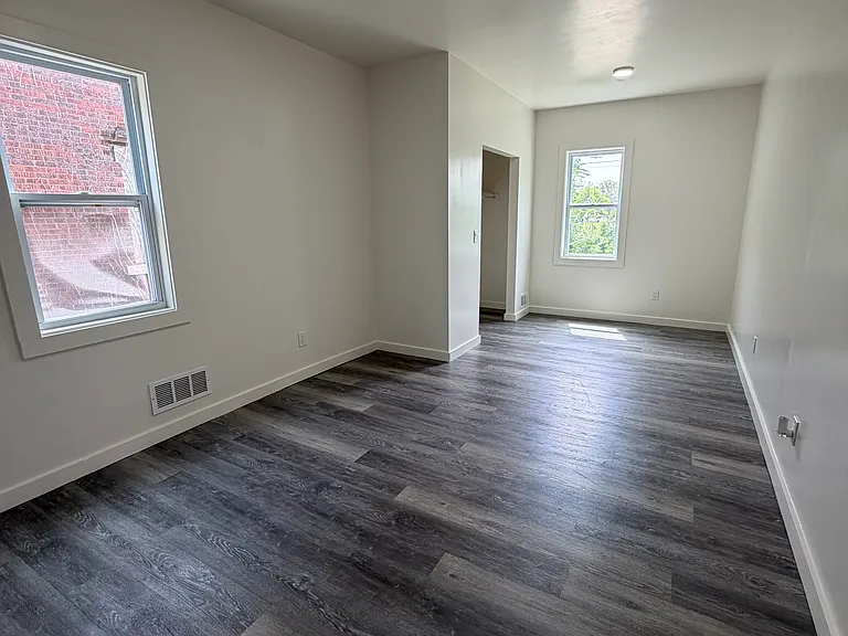 4557 Seebaldt St — Photo 16