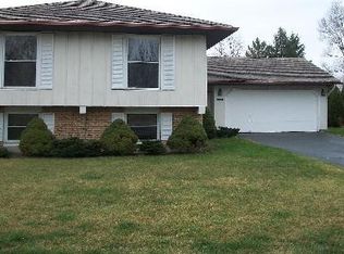 725 Sunrise Ln, Roselle, IL 60172