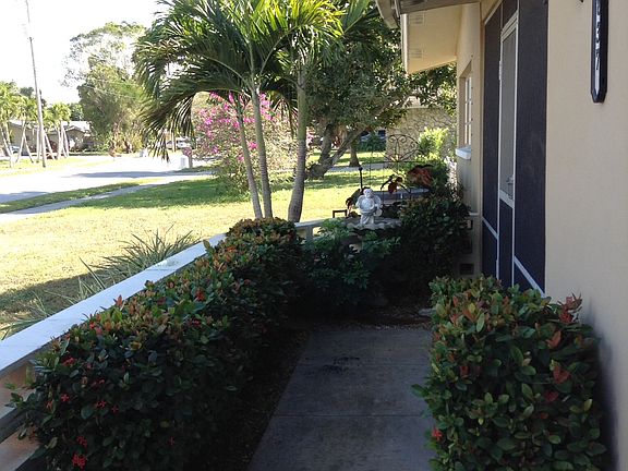 4th image of 837 Hydrangea Dr