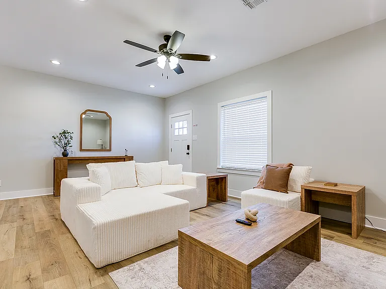 1045 Holiday Dr — Photo 8