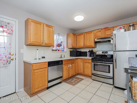 3rd image of 68 Lyceum Ct