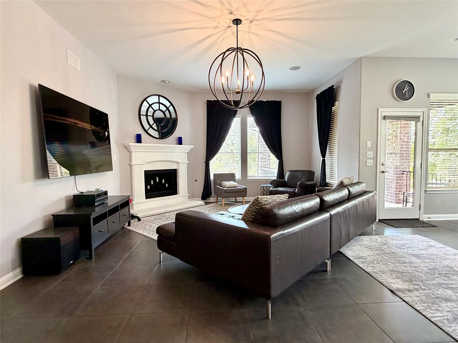5 bed, 3.0 bath, 3037 sqft, $3,495 — Photo 2