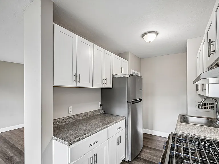 Bryn Mawr Apartments — Photo 9
