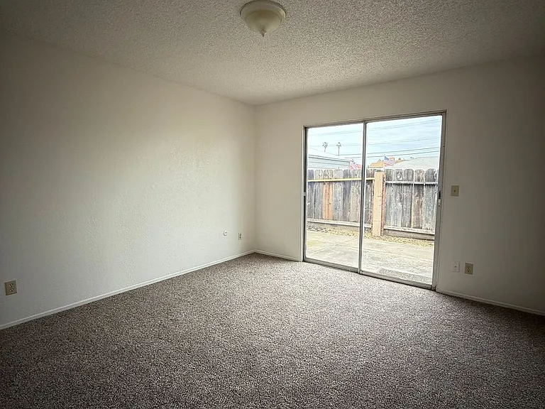 518 E Granger Ave — Photo 5