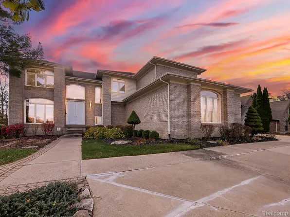 6310 Branford Dr, West Bloomfield, MI 48322