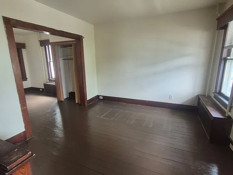 915 Sarah St — Photo 3